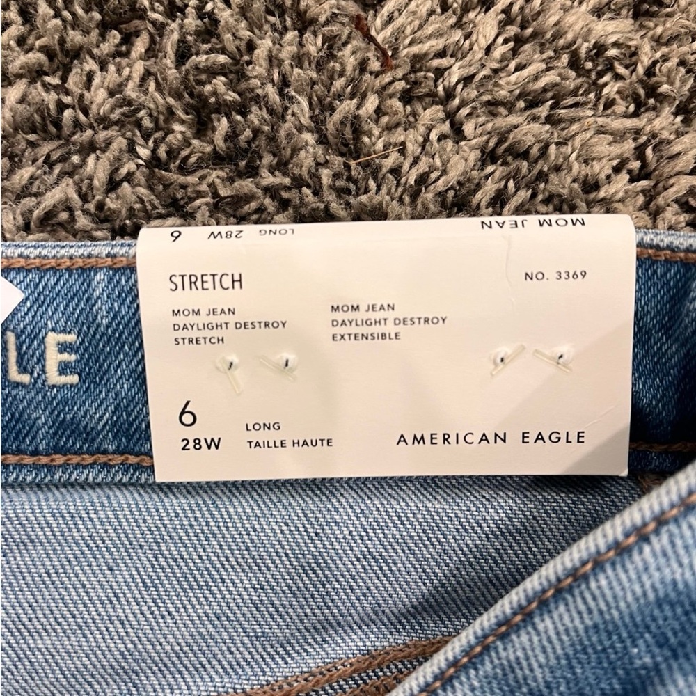 NWT AMERICAN EAGLE Distressed Stretch Mom Jeans High Rise Women’s 6 Long - Picture 7 of 10